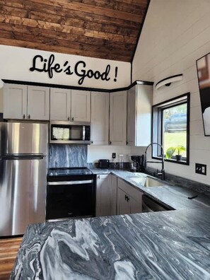 Kühlschrank, Mikrowelle, Ofen, Herdplatte