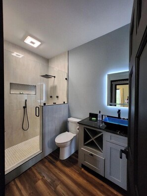 Douche, sèche-cheveux, serviettes fournies