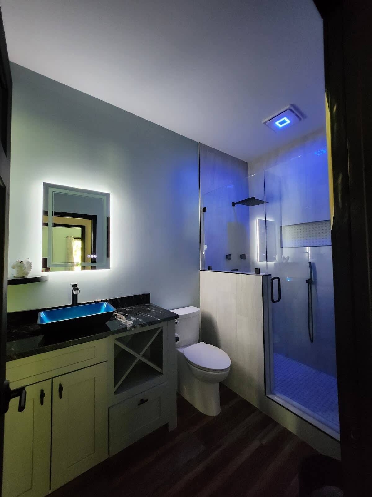 Dusche, Haartrockner, Handtücher, Shampoo