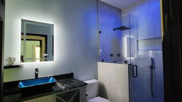 Dusche, Haartrockner, Handtücher, Shampoo