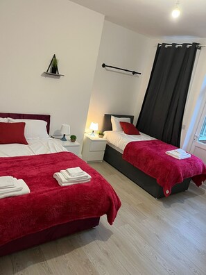 2 quartos, ferros/tábuas de passar roupa, Wi-Fi, roupa de cama