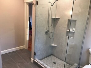 Douche, sèche-cheveux, serviettes fournies, savon