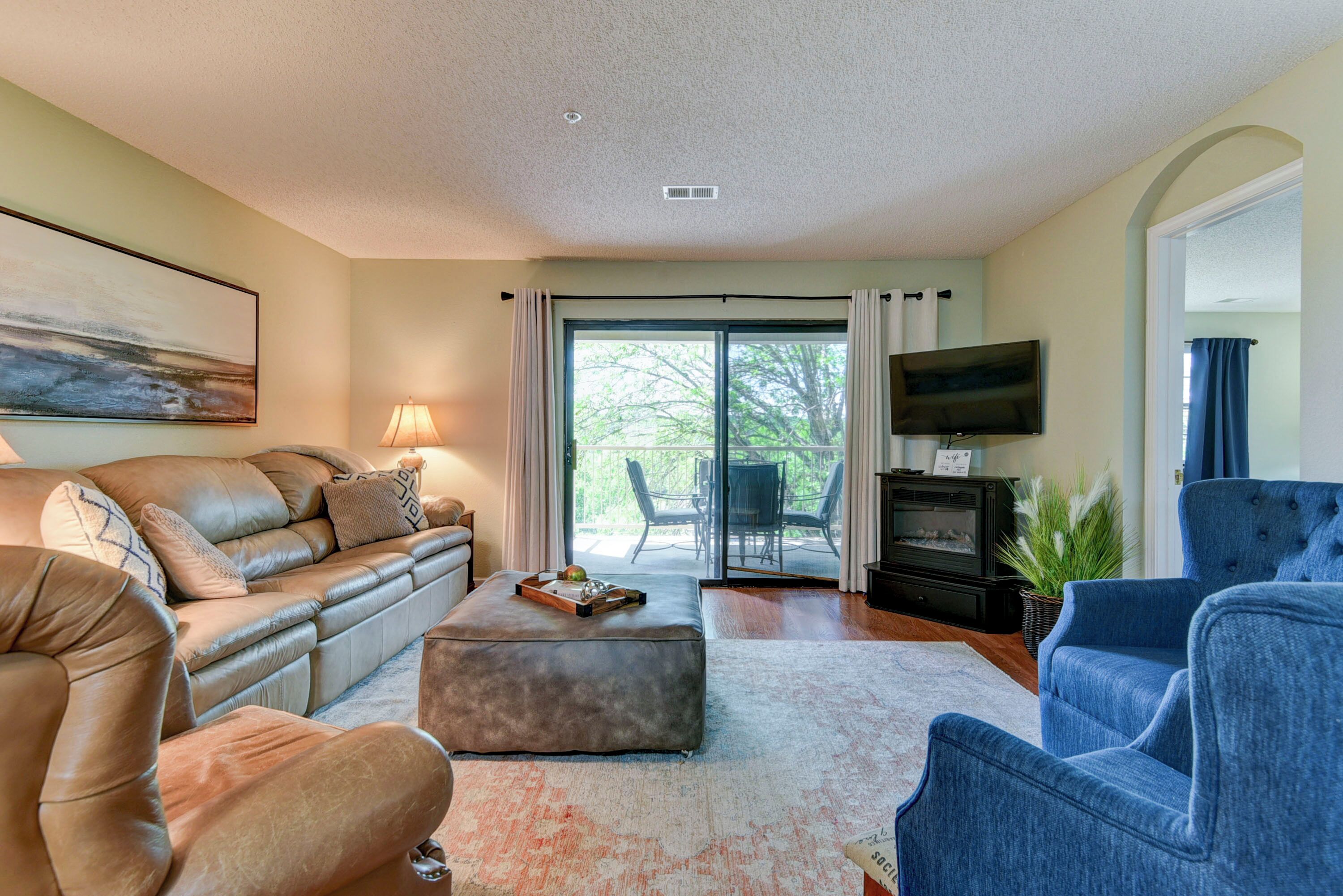 WALK-IN CONDO/HEART OF BRANSON/AFFORDABLE/SPACIOUS/NO-STEPS/INDOOR POOL