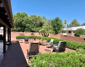 Outdoor dining - This Southwestern Retreat has room for your family and friends to gather! (Green Valley)