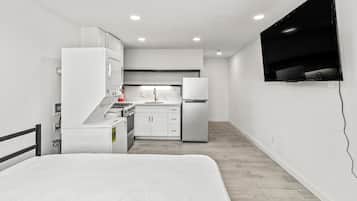 1 bedroom, Egyptian cotton sheets, premium bedding, memory-foam beds