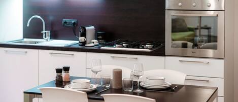 Een koelkast, een microgolfoven, een oven, een kookplaat