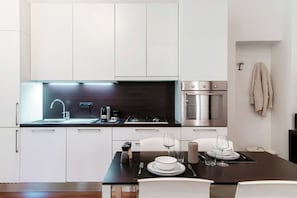 冷蔵庫、電子レンジ、オーブン、コンロ