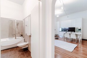 Baignoire à jets, sèche-cheveux, bidet, shampoing