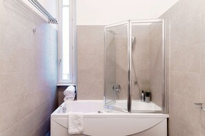 Jetted tub, hair dryer, bidet, shampoo