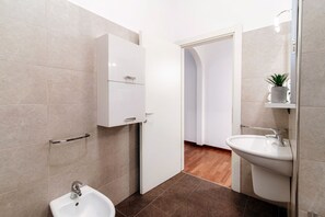 Poreamme, hiustenkuivaaja, bidee