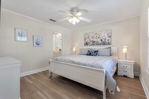 3 bedrooms, iron/ironing board, WiFi, bed sheets - C Waterfront Escape Stunning Sunsets & Full Condo (Corpus Christi)