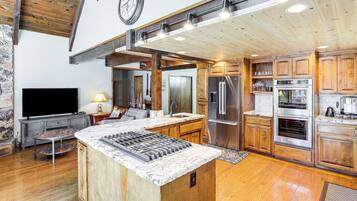 Coffee/tea maker, fridge, microwave, stovetop