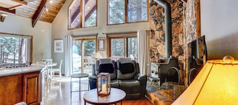 Spacious Retreat w/ Backyard: 1 Mi to Lake Almanor