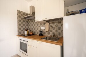 Fridge, oven, stovetop, cookware/dishes/utensils