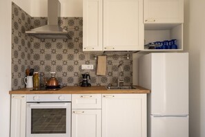 Fridge, oven, stovetop, electric kettle