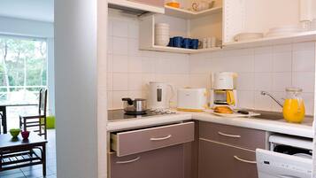 Een koelkast, een microgolfoven, een oven, een vaatwasser