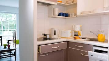 Een koelkast, een microgolfoven, een oven, een vaatwasser