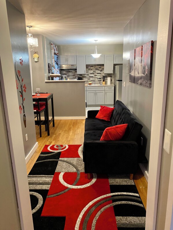 Smart TV - 2BR Apt Located in the Heart of Brooklyn, 30 Minutes From Midtown & Pets Allowed (Brooklyn)
