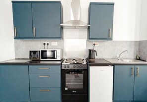 Kylskåp, mikrovågsugn, ugn och spishäll