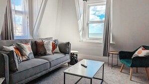 TV - Top Floor Sea View Apartment (Bridlington)