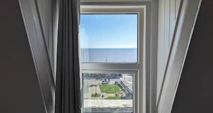 Top Floor Sea View Apartment