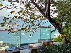 2 outdoor pools, open 8:00 AM to 8:00 PM, free pool cabanas - The EDGE (Pattaya)