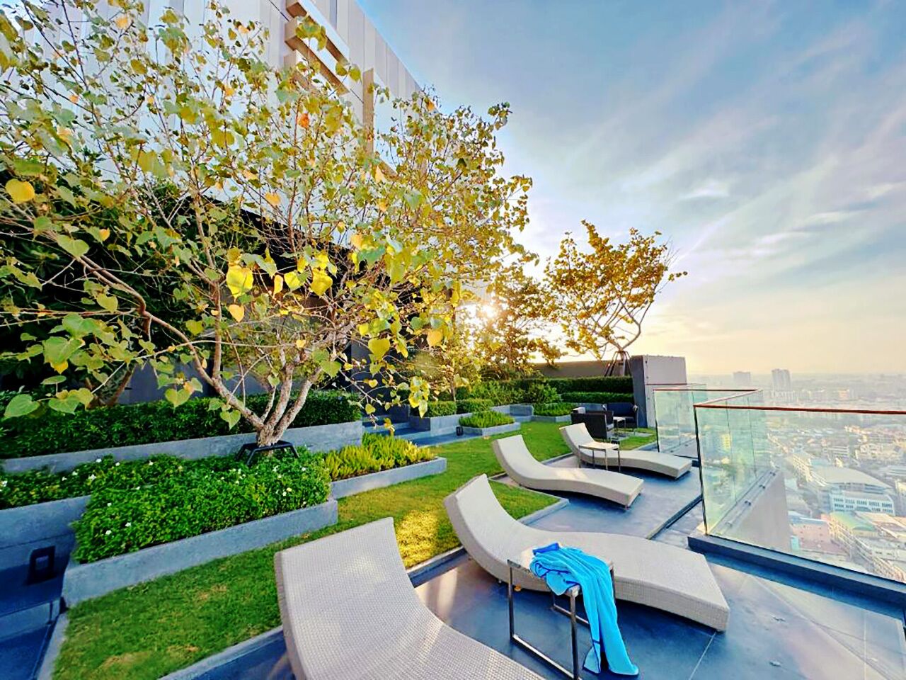 2 piscines extérieures, cabanons gratuits, chaises longues