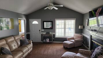 Smart TV, libros, estéreo