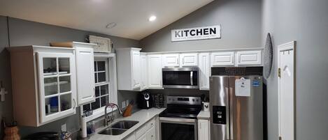 Frigorífico, microondas, horno y placa de cocina