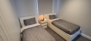 2 bedrooms, desk, iron/ironing board, free WiFi - Bon Voyage (Werribee)