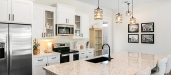 The Burg | 2/2 | Full Kitchen, Hot Tub, King Beds, Prime Location