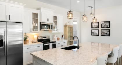 The Burg | 2/2 | Full Kitchen, Hot Tub, King Beds, Prime Location
