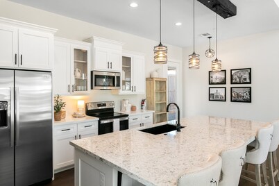The Burg | 2/2 | Full Kitchen, Hot Tub, King Beds, Prime Location