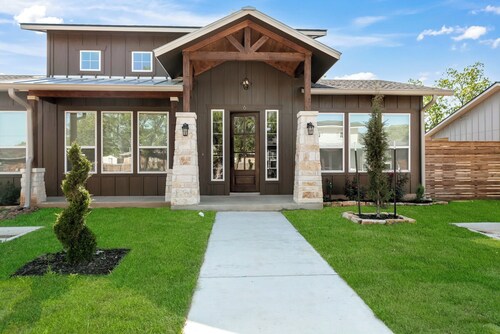 The Burg | 2/2 | Full Kitchen, Hot Tub, King Beds, Prime Location