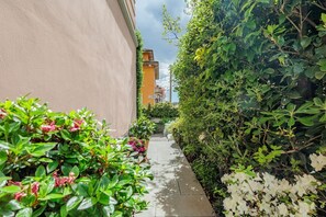 Property grounds - Spacious 100 sqm apartment in the Santa Lucia district of Bergamo, ideal for 4 people. Equipped with air conditioning and wifi, it features an elegant winter garden, perfect for enjoying natural light all year round. Located in a quiet and well-served  (Bergamo)