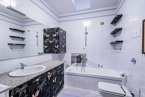 Regadera, secadora de cabello, bidet, toallas 