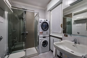 Douche, séchoir à cheveux, bidet, serviettes fournies