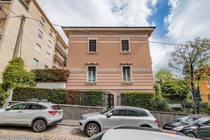 Exterior - GuestHost - Spacious 100 sqm apartment in the Santa Lucia district of Bergamo, ideal for 4 people. Equipped with air conditioning and wifi, it features an elegant winter garden, perfect for enjoying natural light all year round. Located in a quiet and  (Bergamo)