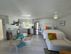 1 habitación, tabla de planchar con plancha y cuna de viaje 