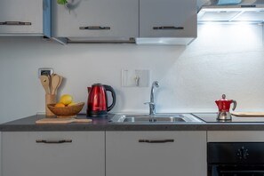 Refrigerador, horno, parrilla de estufa y tetera eléctrica 