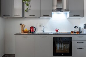 Jääkaappi, uuni, liesi, keittoastiat/astiat/ruokailuvälineet