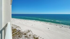 Une plage offrant une vue dégagée sur l’océan et un escalier menant à la plage.