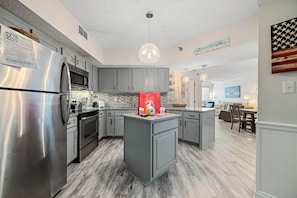 Fridge, microwave, oven, stovetop - TOP FLOOR PENTHOUSE BEACHFRONT CONDO, EASY ACCESS, INDOOR/OUTDOOR POOL (Orange Beach)