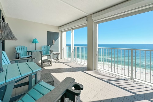 TOP FLOOR PENTHOUSE BEACHFRONT CONDO, EASY ACCESS, INDOOR/OUTDOOR POOL
