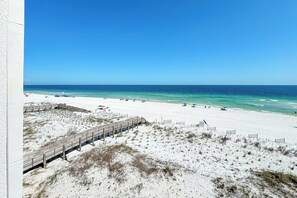 On the beach - BEACHFRONT, FAMILY FRIENDLY, LOW FLOOR, OUTDOOR POOL (Orange Beach)