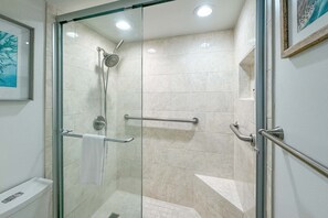 Regadera, secadora de cabello, toallas, shampoo 