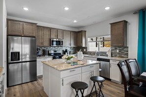 Kjøleskap, mikrobølgeovn, ovn og kokeplater