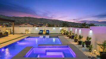 Utendørsbasseng og et oppvarmet basseng