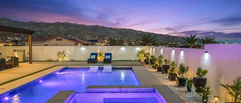Una piscina al aire libre, una piscina climatizada