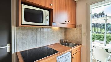 Fridge, microwave, dishwasher, coffee/tea maker